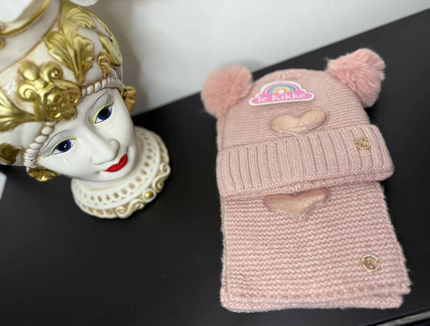 Cappellino rosa con sciarpa